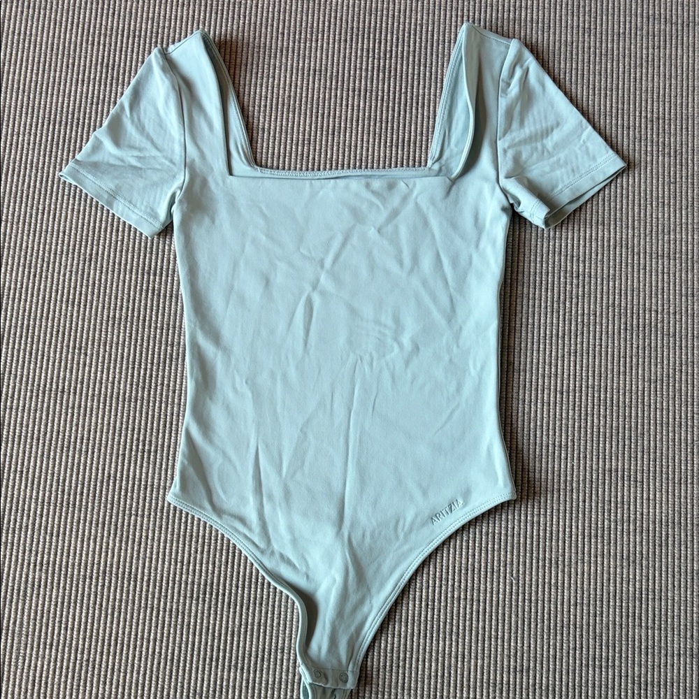 Aritzia Original Contour Squareneck Bodysuit. Size XS